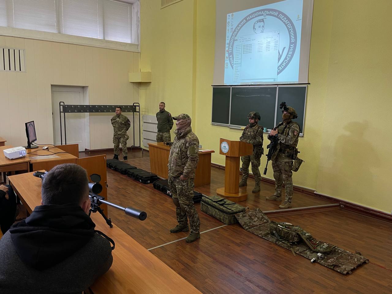 Кадр з виступу одного з представників ОШБ НПУ «Лють». Kadr_z_vystupu_odnoho_z_predstavnykiv_OShB_NPU_«Liut».